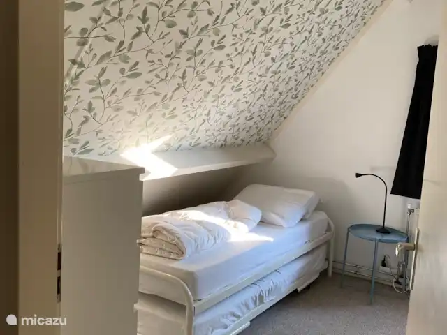 Ook de derde tweepersoon slaapkamer heeft twee aparte bedden.
